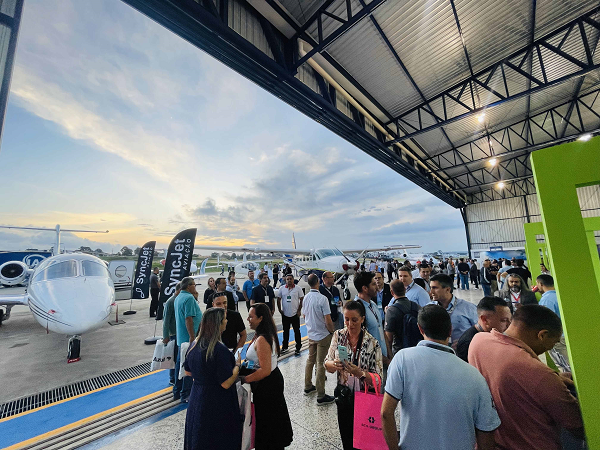 AviationXP no Paraná tem público recorde no primeiro dia; evento de negócios no Aeroporto de Bacacheri continua hoje até 20h